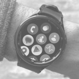 smartwatch am handgelenk