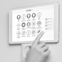 finger zeigt auf smarthome display