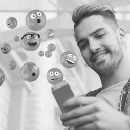 junger mann freut sich über social media nachricht